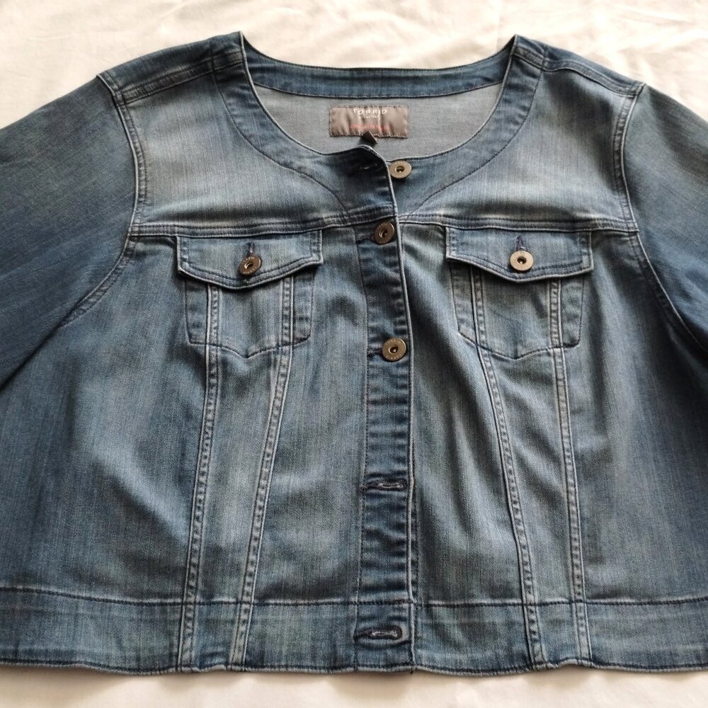 TORRID Medium-Light Wash Short Sleeve CROPPED Denim JEAN JACKET Sz 5 (28)